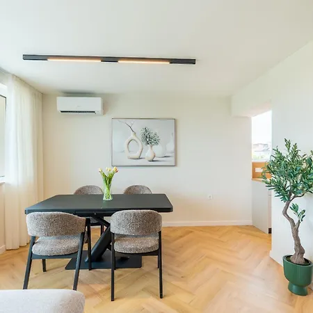 Amazing 2 Bedroom With Sea View *