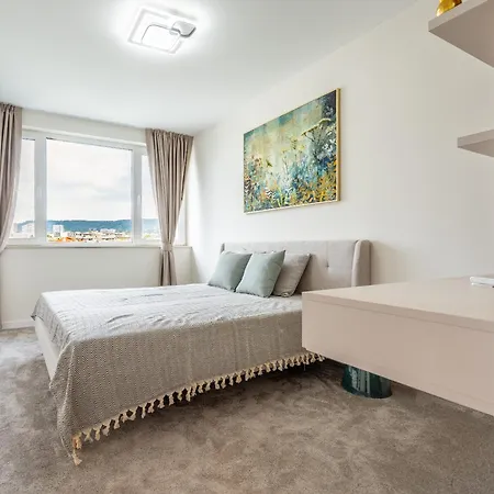 Amazing 2 Bedroom With Sea View Apartament